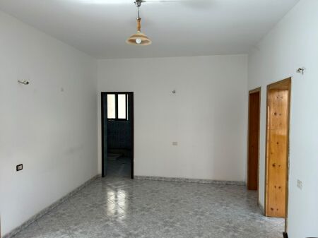 Rruga e Kavajes, jepet me qera apartament 2+1 bosh.