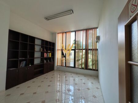 LOCALE COMMERCIALE 230 M2 IN AFFITTO A BRRYLI 1.800 EURO