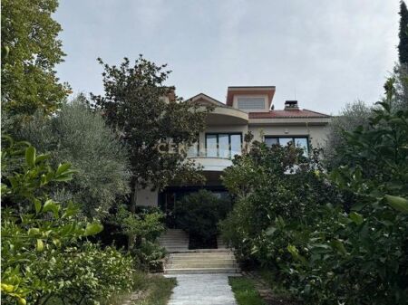 VILË PRANË LIQENIT TË FARKËS – LUKS, HAPËSIRË DHE PRIVATËSI!