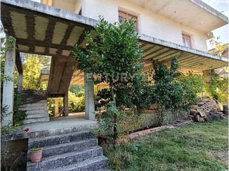 Shtëpi 3-katëshe me kopsht në Ibë, vetëm pak minuta nga Tirana!