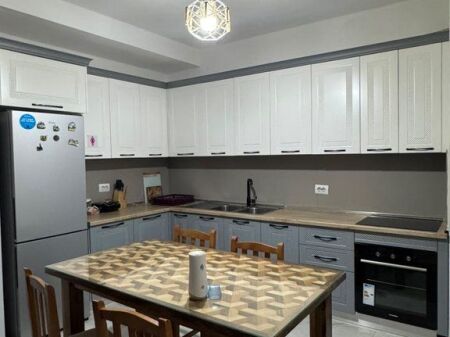 JEPET ME QIRA APARTAMENT 2+1+2 PËRBALLË UET, TEK RRUGA “XHANFIZE KEKO”!
