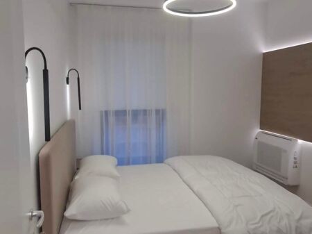 Jepet me Qira Apartament Luksoz 1+1 te Garden Building, Tiranë – Me Parkim