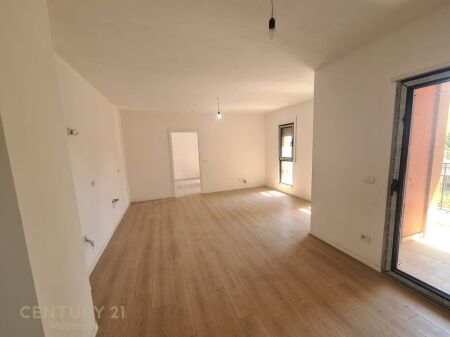 APARTAMENT 2+1 TEK SHKOLLA E KUQE!