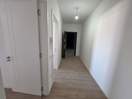 shitet 1+1 ne kamez kati 3 pallati ri me certefikate pronesie 78 m2 bruto 67 m2 neto cmimi 72.000 euro.Shitet me leke cash me kredi