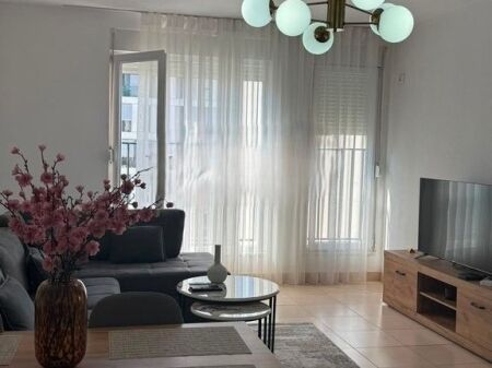 APPARTAMENTO 3+1+2 IN VENDITA – VIA 5 MAGGIO, TIRANA 240.000 €