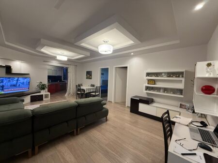 Shitet Apartament 2+1 — Komuna e Parisit, Tiranë