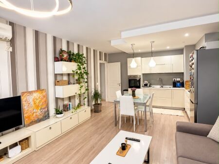 Shitet apartament 2+1+2 +post parkimi tek Liqeni i Thate