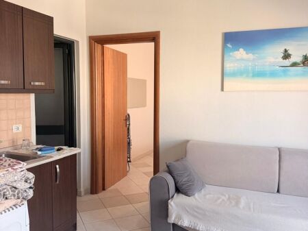 OKAZION. Shitet apartament 1+1 ne zonen e Golemit, tek Miami becah