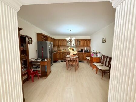 Apartament 2+1 per shitje te Ali Demi