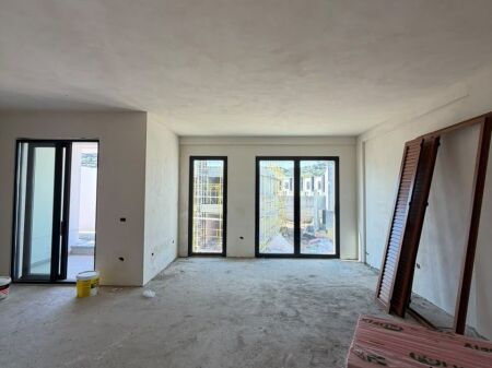 Apartament ne shitje 2+1+2 Maison De La Terre Teg