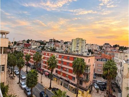 SHITET APARTAMENT ME VERANDË NË BULEVARDIN KRYESOR TË DURRËSIT