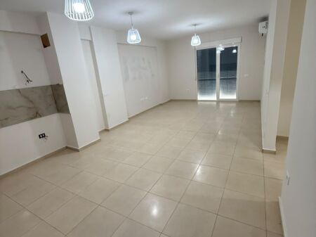 Zyre Me Qera 3+1 Tek 21 Dhjetori (ID BZ21071) Tirane
