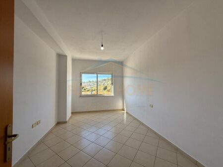 Shitet apartament 2+1, Rruga Sokrat Miho prane Vila-L, Unaza e Re