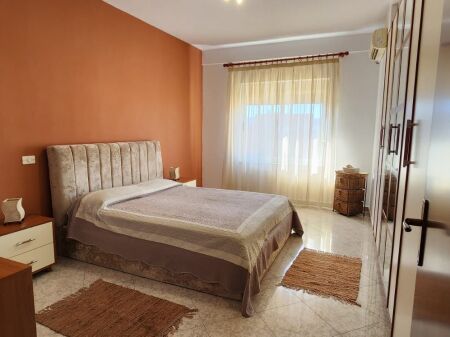 Pazari i Ri Jepet me Qera Apartament 1+1