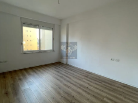 VENDESI APPARTAMENTO 2+1 CON BALCONE – SPIAGGIA DI DURRËS, VICINO A FLORIDA