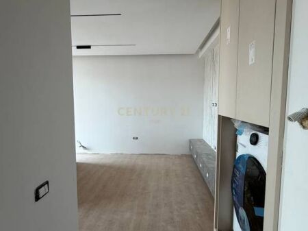 Shesim apartament 1+1 + post parkimi tek Oberon, St i Trenit