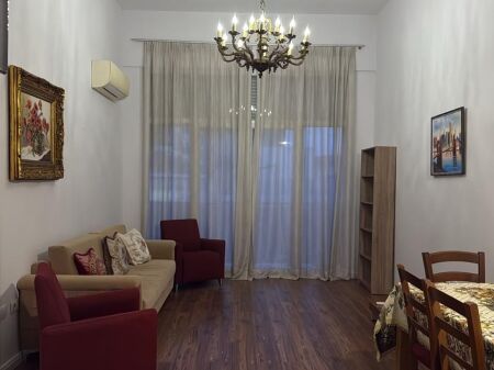 🏢Tek Zogu i Zi,prane Ring Center jepet me qera apartament 2+1+2,i mobiluar 80,000Leke