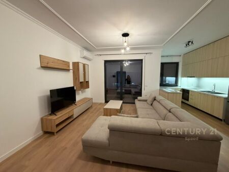 Jepet me qira apartament 2+1+2+post parkimi në Rrugën "5 Maji"!!