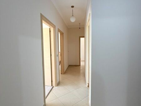 JEPET ME QIRA Apartament 3+1+2 PËR ZYRA – KATI I 3-TË, PRANË KIKA 2