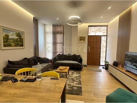 Apartament 2+1+2 me qira tek Kopshti Botanik!