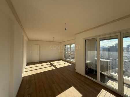 Empty apartment for offices for rent – 130 m² | New Bazaar