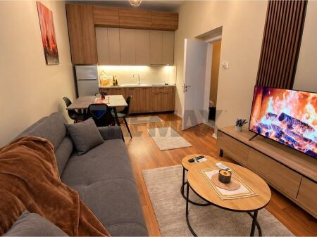Apartament - Për Qira - Blloku, Tiranë