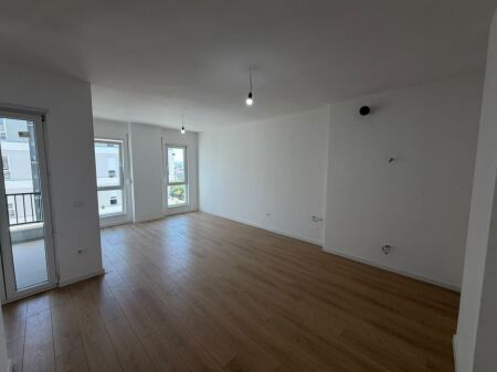 🏡 Shitet apartament 1+1 – Univers City, pranë QTU