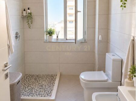 Shitet apartament 1+1, lehtësisht i konvertueshëm në 2+1, pranë Sheshit Wilson