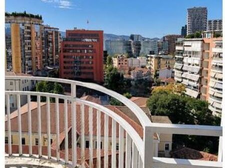 Riceverai un titolo immobiliare in albanese, italiano o inglese.

IMPORTANTE: Tratta l’input come testo letterale grezzo. NON apportare alcun miglioramento, abbellimento o modifica stilistica.

1. Rimuovi solo quanto segue:
   - Il testo che inizia con +355 o 06, seguito da 7 a 8 cifre (ad es. +35569xxxxxxx, 069xxxxxxx)
   - Gli indirizzi email (ad es. contact@example.com)
   - Gli hashtag (ad es. #home)
   - Gli URL che iniziano con http://, https:// o www.

2. NON rimuovere né modificare nessun’altra parte del testo:
   - Mantieni tutto il testo che fa riferimento a un numero di telefono ma non lo include.
   - Non dedurre, riassumere o presumere significati nascosti.
   - Non modificare la punteggiatura, gli spazi o la struttura.

3. Sostituisci ogni carattere di nuova riga con `
` in modo da preservare la formattazione.
   - Mantieni esattamente la struttura delle righe e la separazione dei paragrafi.

4. Traduci la versione ripulita nelle altre due lingue tra albanese, italiano e inglese.

5. Restituisci un oggetto JSON valido in questo formato:
{
  "en": "...",
  "sq": "...",
  "it": "..."
}