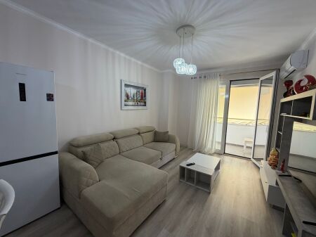  Jepet me qira apartament 2+1 me parkim   Vendndodhja: Ish-Fusha e Aviacionit  Kati 4, pallat me ashensor  Përfshihet parkimi   Çmimi: 650 €/muaj   