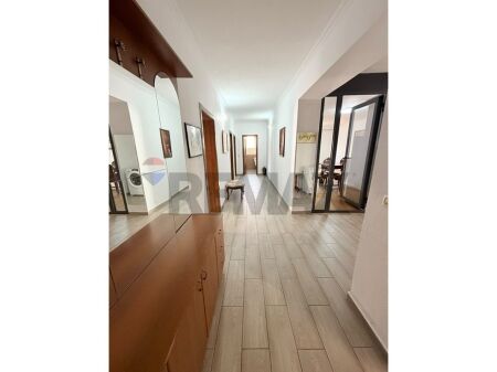 Vendesi Appartamento 3+1+2 a Komuna e Parisit