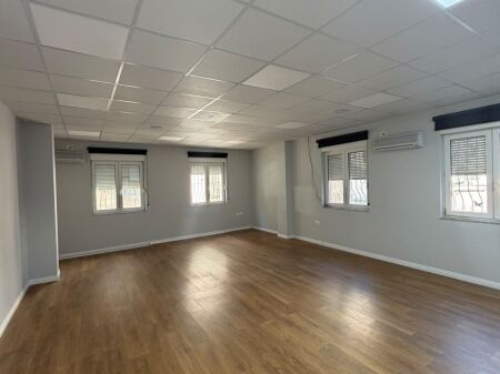 Jepet me qera zyra open space perballe Toptanit