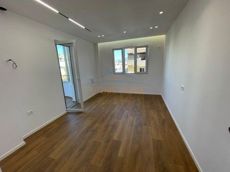  In vendita, appartamento 1+1, vicino al Mosaico, 21 Dhjetori, Tirana.