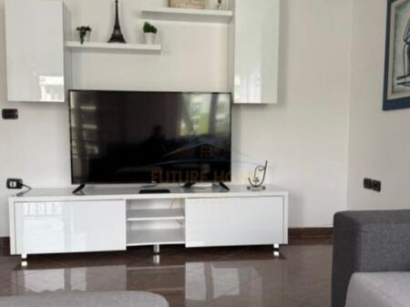 In affitto, appartamento 1+1 con veranda, via Pjetër Bogdani, Blloku, Tirana.