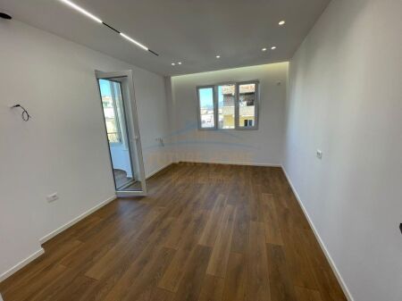 In vendita, appartamento 1+1, vicino al Mosaico, 21 Dhjetori, Tirana.