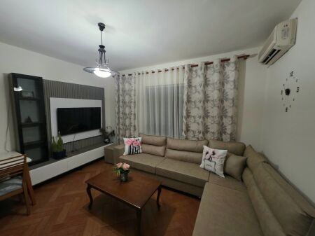 Appartamento 2+1 in affitto vicino a Downtown , Centro , Piazza Skanderbeg , Piramide , Via Elbasan .  