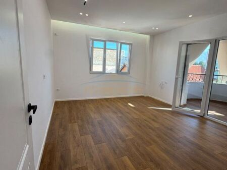 In vendita, appartamento 1+1, vicino al Mosaico, 21 Dhjetori, Tirana.