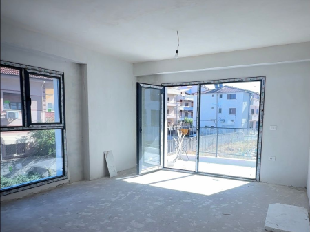 Vendesi appartamento 2+1+2 + Posto auto presso il Complesso Bengasi, Porcelan, Tirana