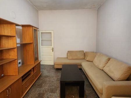 Shitet apartament 2+1 tek Medreseja