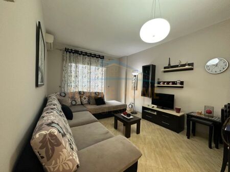 Jepet me qira apartament 1+1 me post parkimi pranë Rotondos, Unaza e Re, Tiranë.