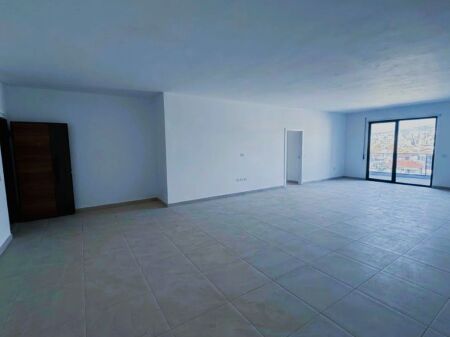 Shitet apartament 3+1 + 2 tualete- Gati per banim