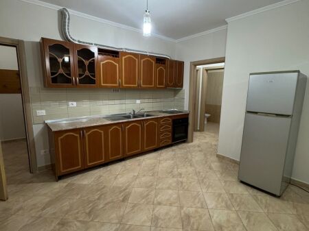 Ish Tregu Elektrik,jepet me qera apartament 2+1+2,pjeserisht i mobiluar 55,000Leke