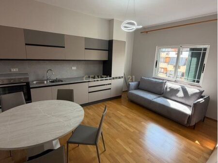 Apartament 2+1 Me Qira në Komunën e Parisit, Tiranë - 850€ | 90 m²