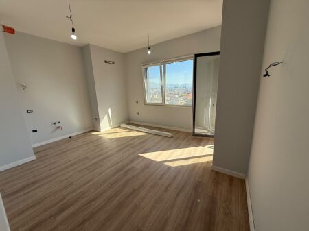 Apartament 1+1 per shitje prane Spitalit Amerikan 3.