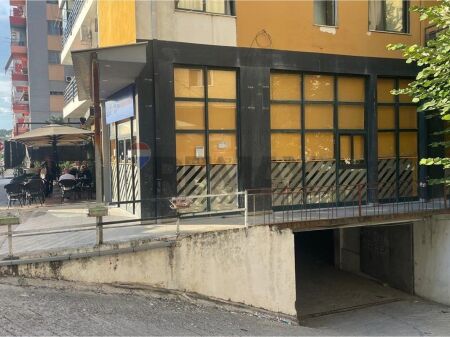 Locale commerciale in vendita