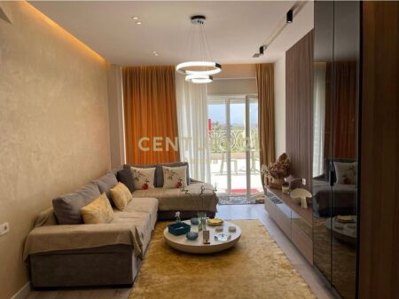 IN AFFITTO, TRIPLEX DI LUSSO 3+1+3 CON VERANDA, CON POSTO AUTO, RESIDENZA “KODRA E DIELLIT 2”
