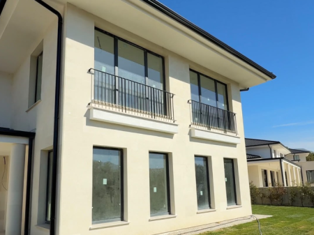 LUXURY VILLA FOR SALE | NEAR ROLLING HILLS, LUNDËR