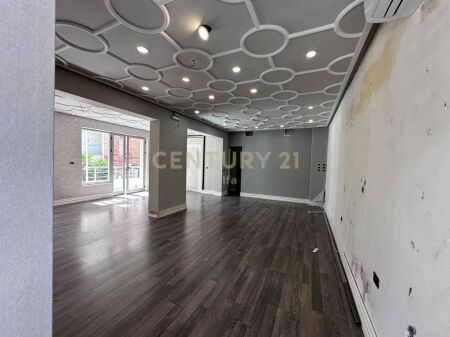 AMBIENT KOMERCIAL PREMIUM PËR QIRA NË BLLOK | 103 m² | KATI 1 | FASADË NË RRUGË KRYESORE
