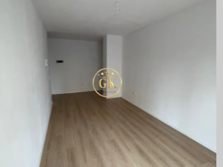 VENDESI APPARTAMENTO 2+1 CON BALCONE – SPIAGGIA DI DURAZZO, VICINO A FLORIDA