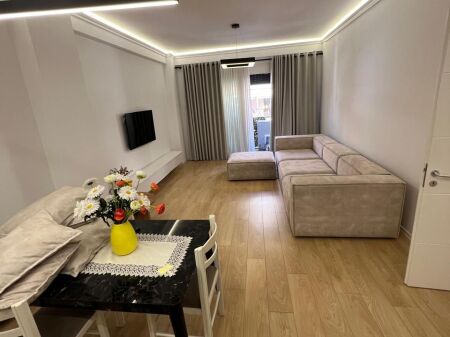 Jepet apartament 3+1+2 me qira tek Rruga e Kosovareve , Liqeni Artificial .